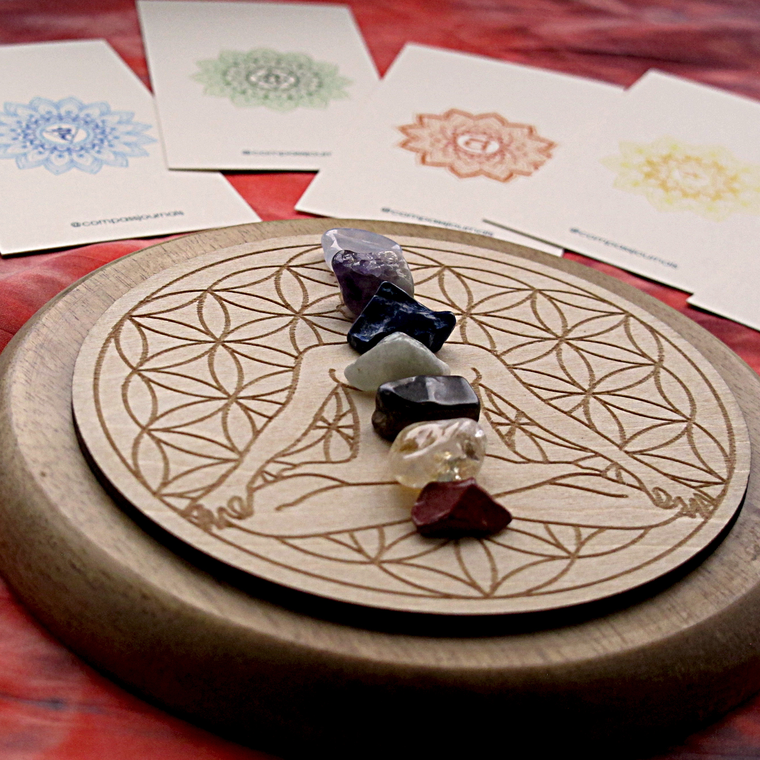 „Бъди в центъра си“ е комплект, с който съчетавам кристали, фина гривна и символика в осъзната практика за разпознаване и избор.