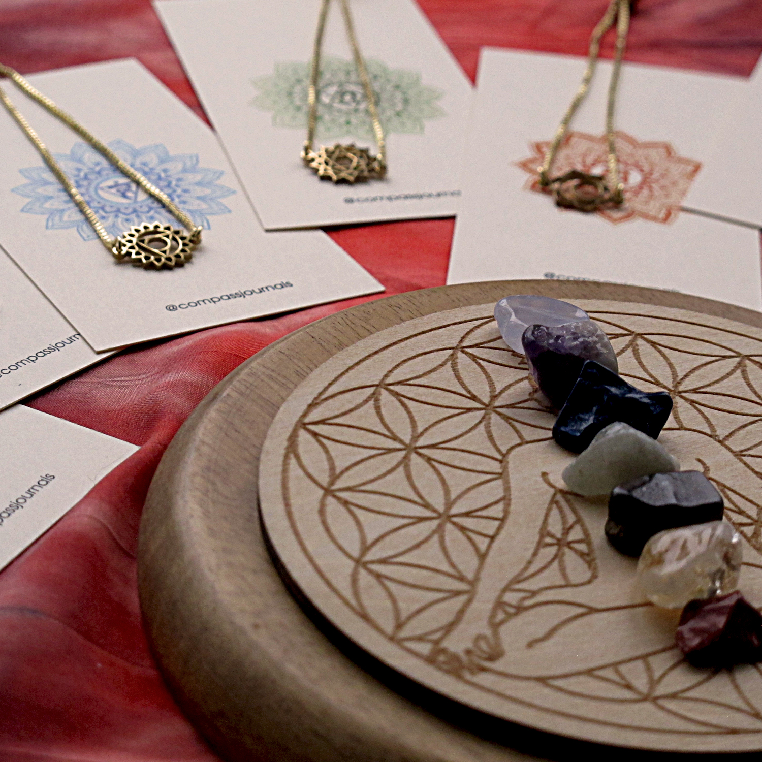 „Бъди в центъра си“ е комплект, с който съчетавам кристали, фина гривна и символика в осъзната практика за разпознаване и избор.