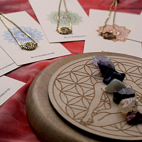 „Бъди в центъра си“ е комплект, с който съчетавам кристали, фина гривна и символика в осъзната практика за разпознаване и избор.