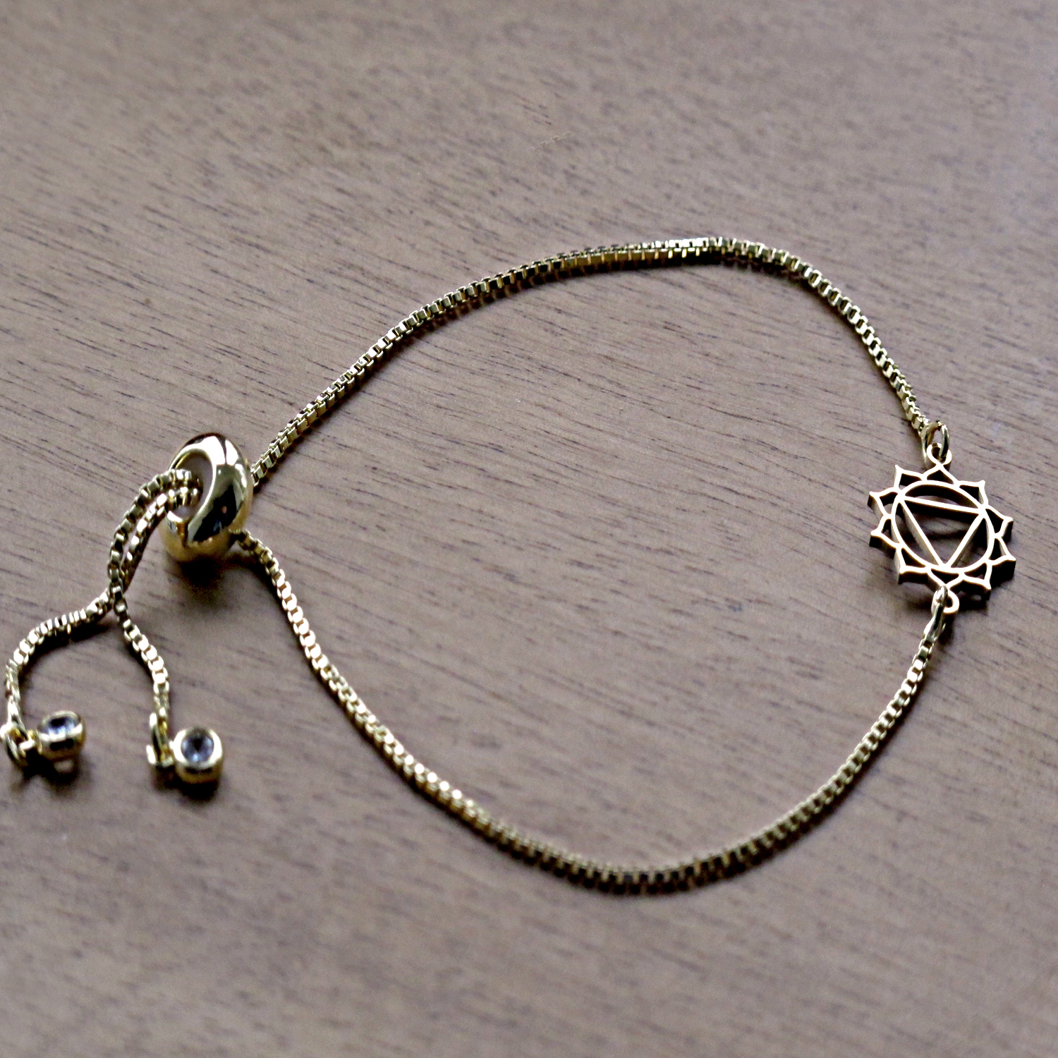 „Бъди в центъра си“ е комплект, с който съчетавам кристали, фина гривна и символика в осъзната практика за разпознаване и избор.