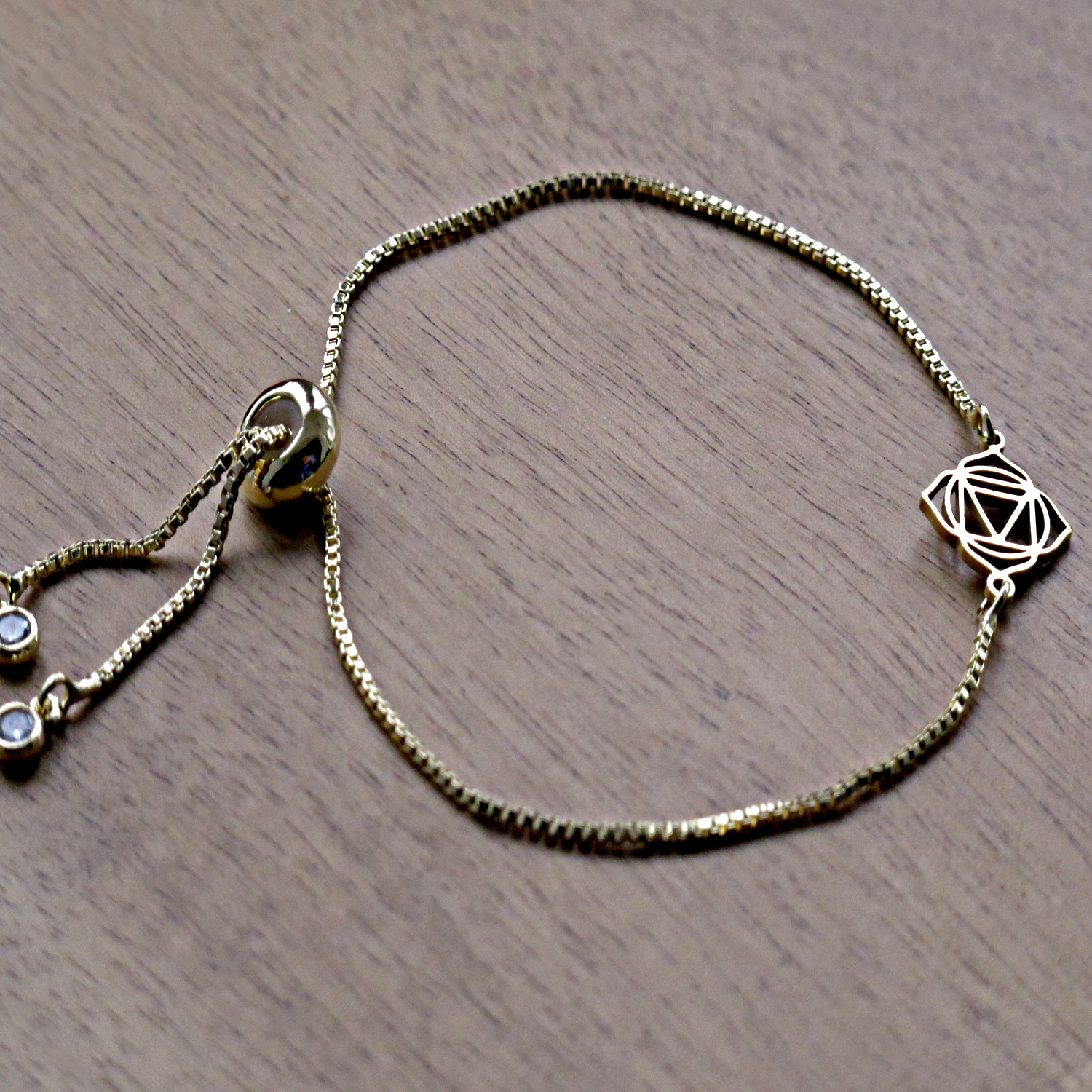 „Бъди в центъра си“ е комплект, с който съчетавам кристали, фина гривна и символика в осъзната практика за разпознаване и избор.