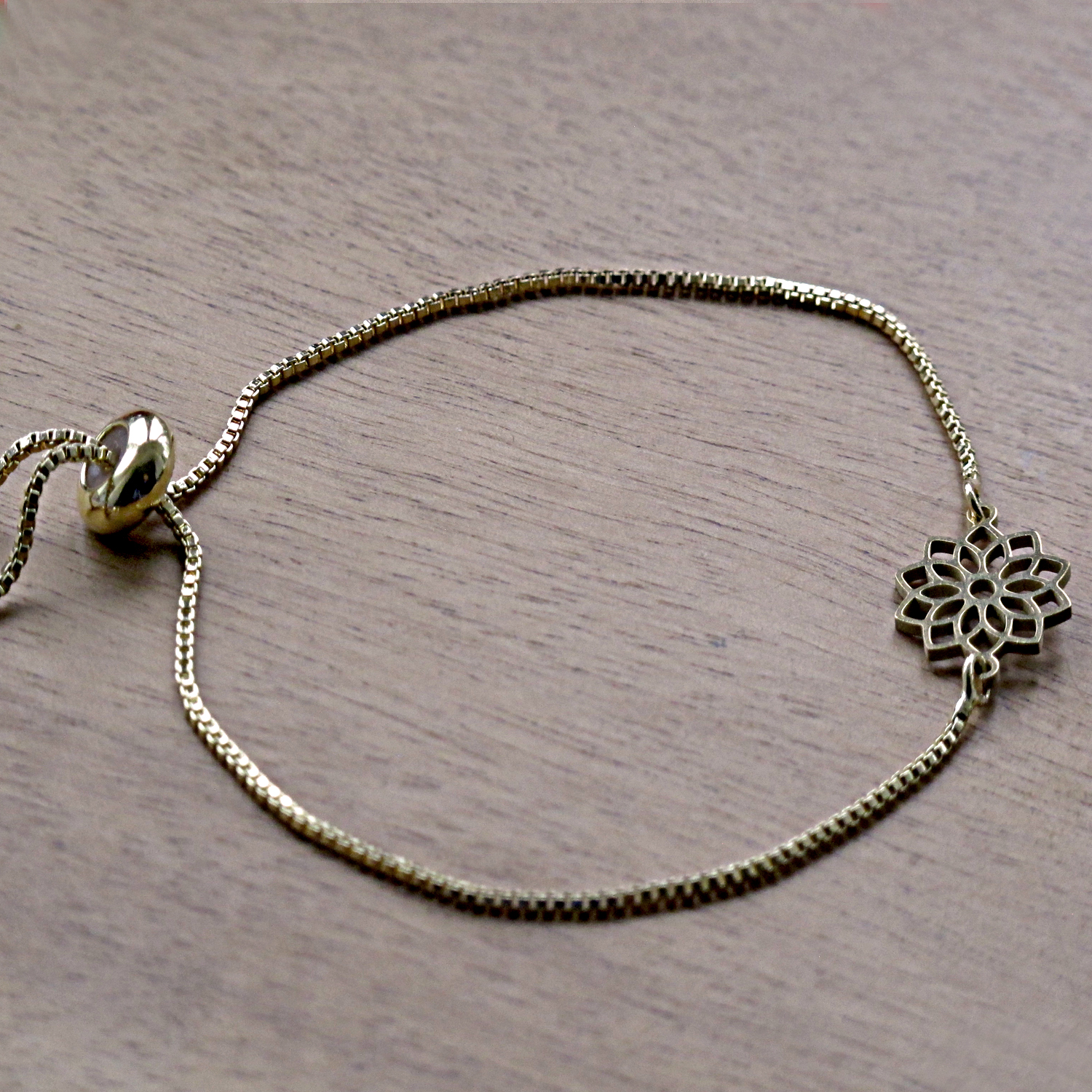 „Бъди в центъра си“ е комплект, с който съчетавам кристали, фина гривна и символика в осъзната практика за разпознаване и избор.